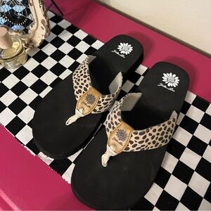 Super cute flip flops. Yellowbox size 9.5